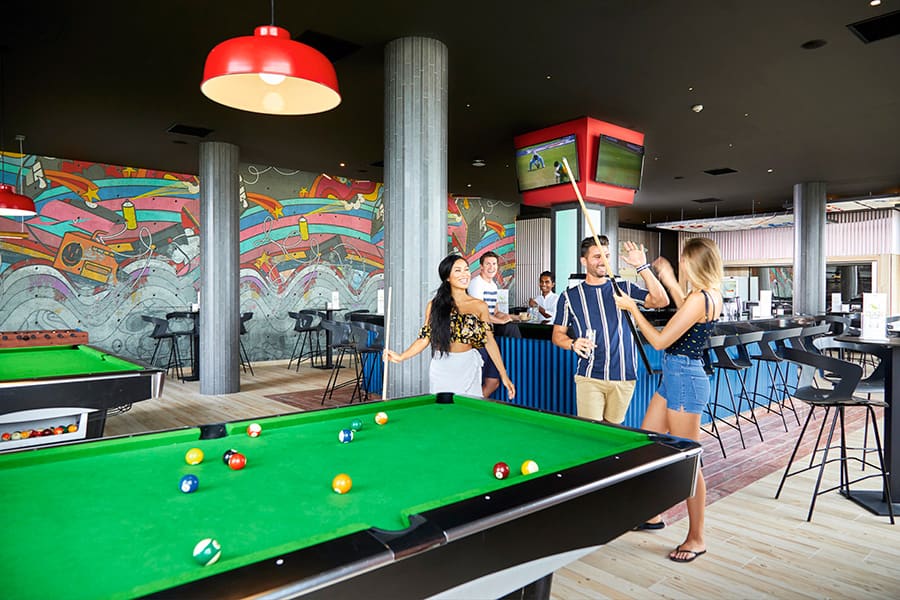 悦宜湾珊瑚餐厅 - 运动酒吧 - Hotel RIU Atoll Maldivas Restaurant